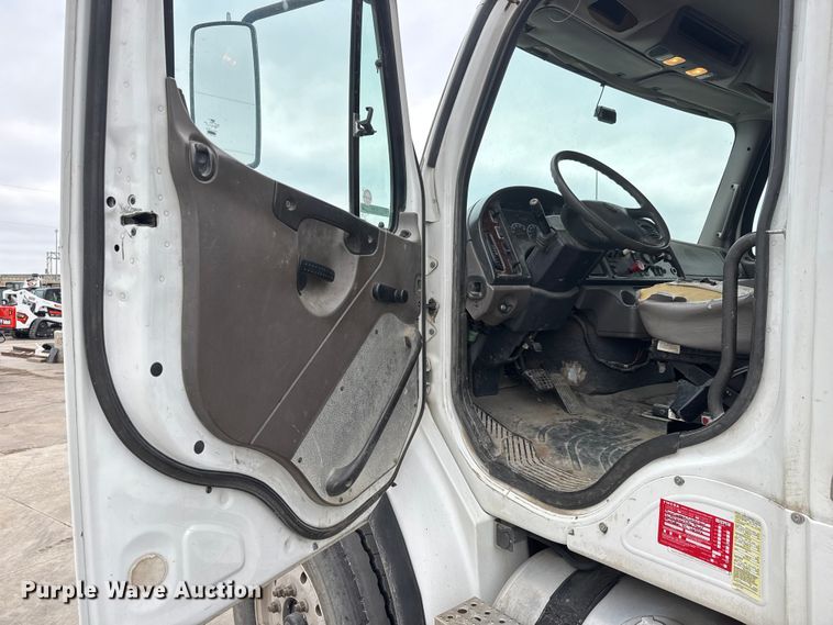 image for item ET1636 2009 Freightliner Business Class M2 rollback truck