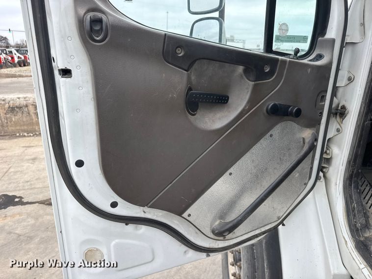 image for item ET1636 2009 Freightliner Business Class M2 rollback truck