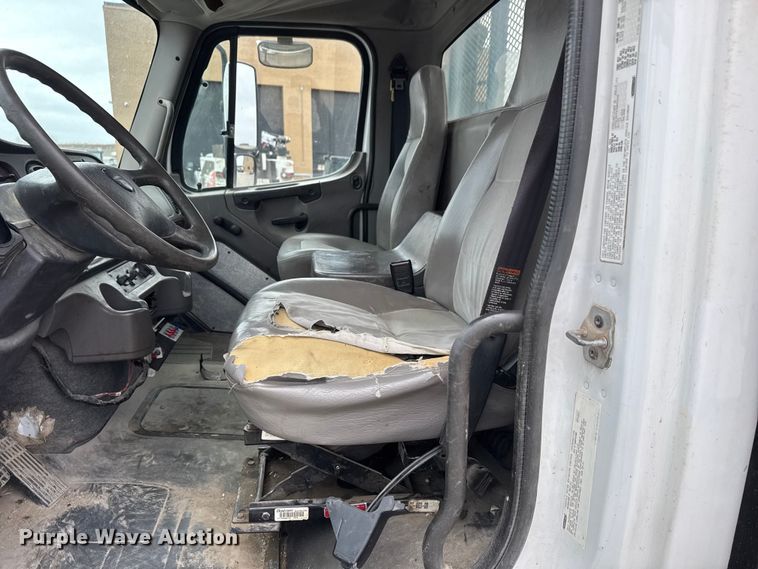 image for item ET1636 2009 Freightliner Business Class M2 rollback truck