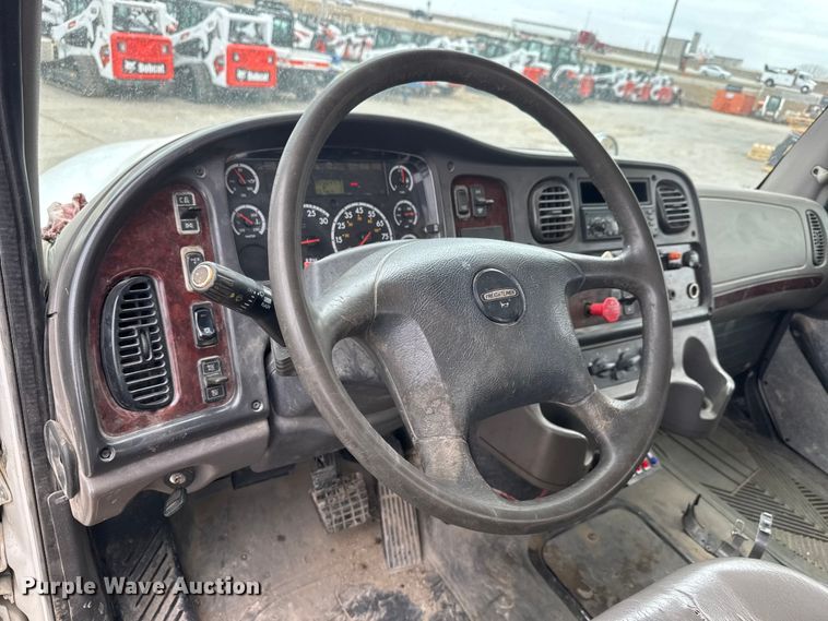 image for item ET1636 2009 Freightliner Business Class M2 rollback truck