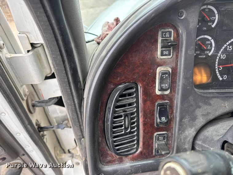 image for item ET1636 2009 Freightliner Business Class M2 rollback truck