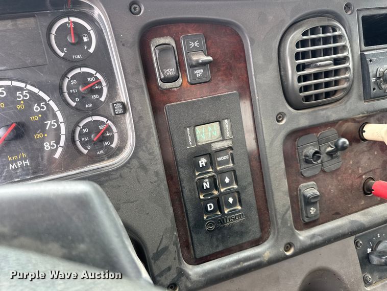 image for item ET1636 2009 Freightliner Business Class M2 rollback truck