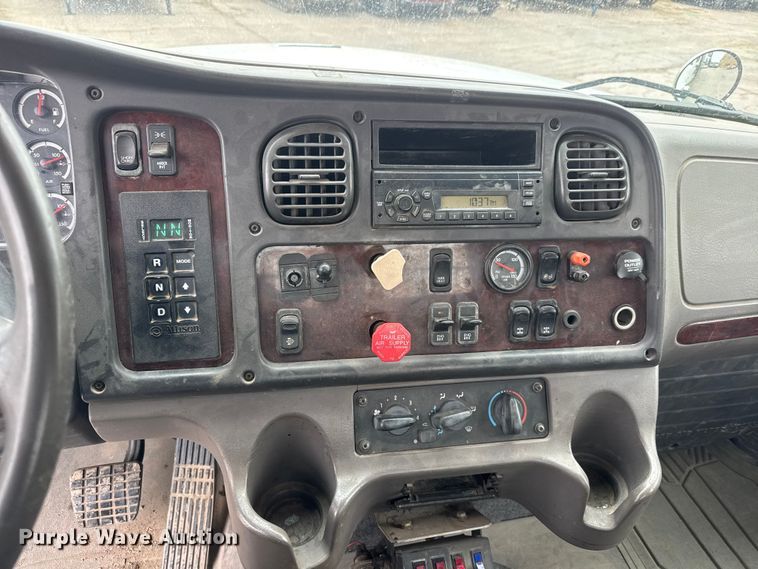 image for item ET1636 2009 Freightliner Business Class M2 rollback truck