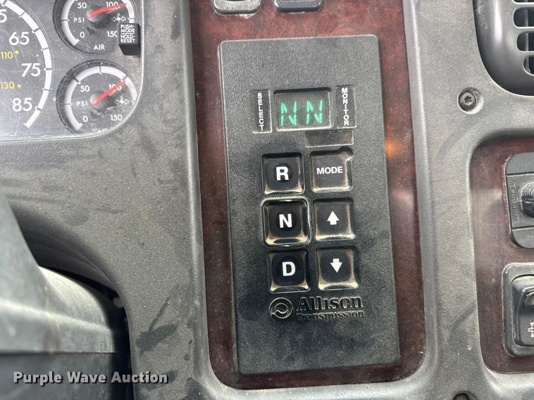 image for item ET1636 2009 Freightliner Business Class M2 rollback truck