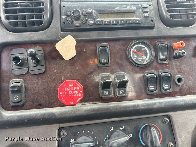 image for item ET1636 2009 Freightliner Business Class M2 rollback truck