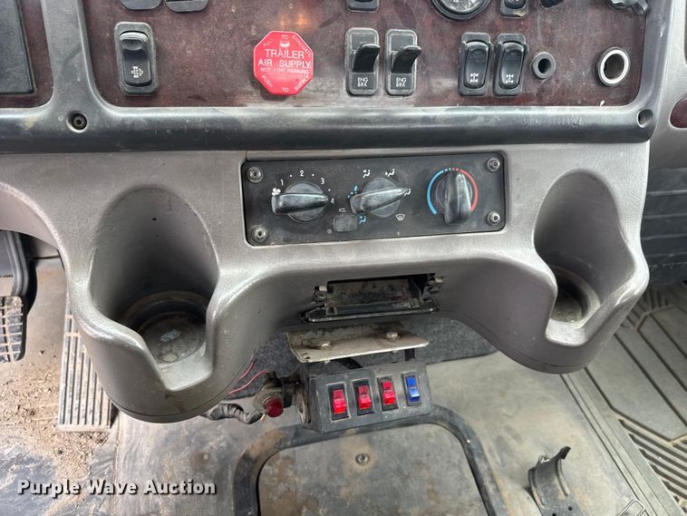 image for item ET1636 2009 Freightliner Business Class M2 rollback truck