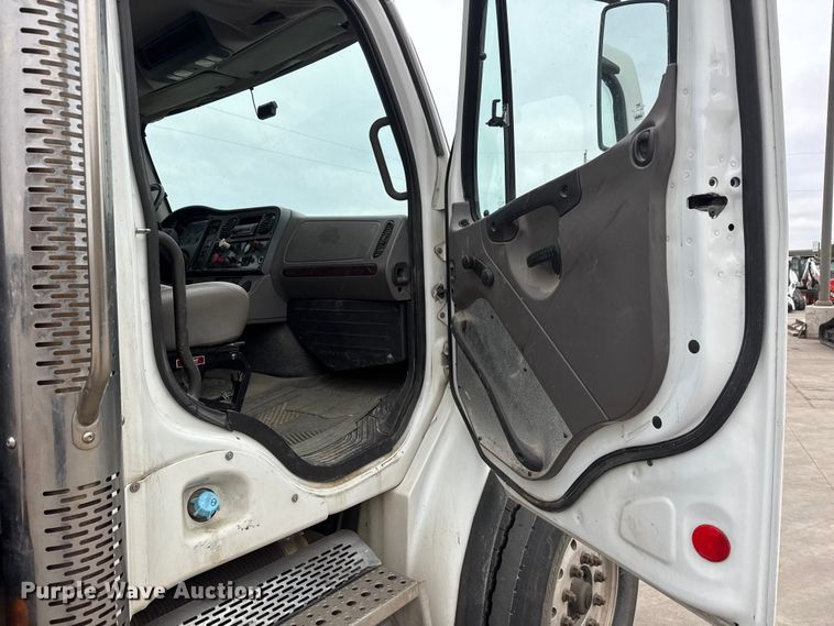 image for item ET1636 2009 Freightliner Business Class M2 rollback truck
