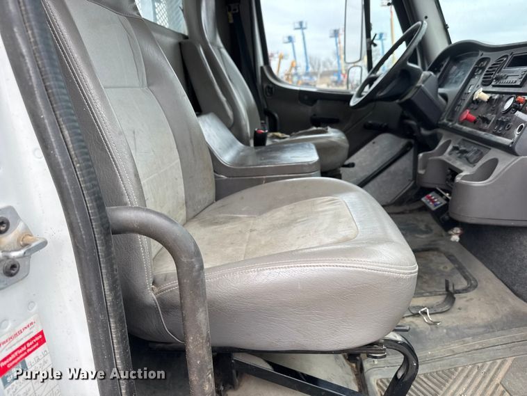 image for item ET1636 2009 Freightliner Business Class M2 rollback truck