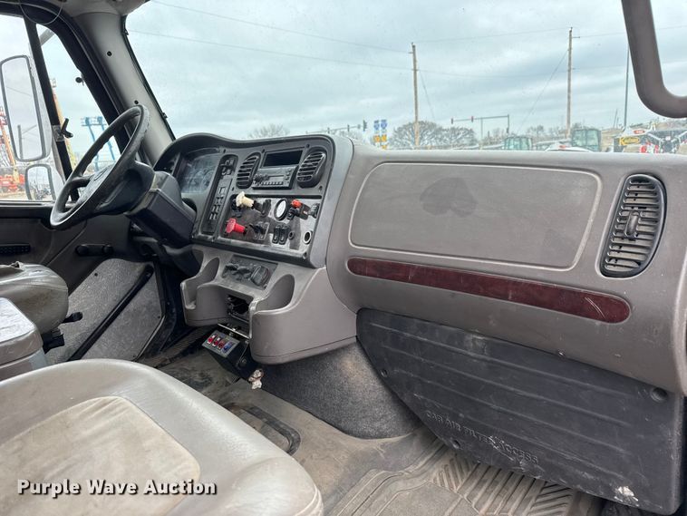 image for item ET1636 2009 Freightliner Business Class M2 rollback truck