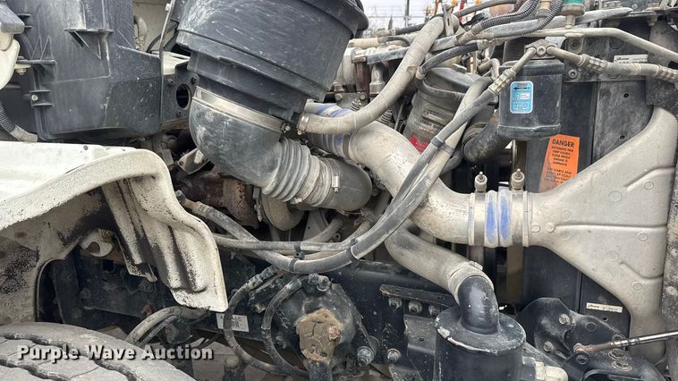 image for item ET1636 2009 Freightliner Business Class M2 rollback truck