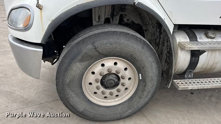 image for item ET1636 2009 Freightliner Business Class M2 rollback truck