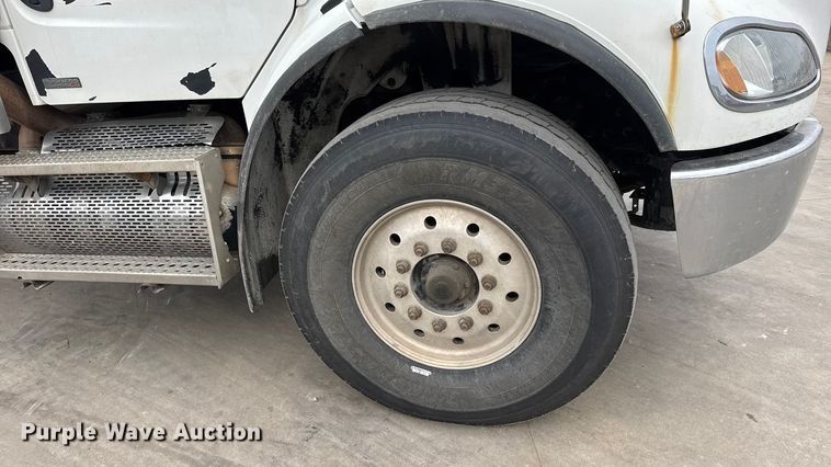 image for item ET1636 2009 Freightliner Business Class M2 rollback truck