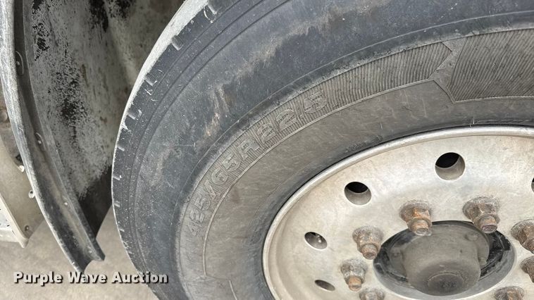 image for item ET1636 2009 Freightliner Business Class M2 rollback truck