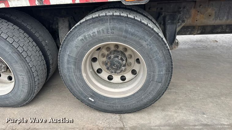 image for item ET1636 2009 Freightliner Business Class M2 rollback truck