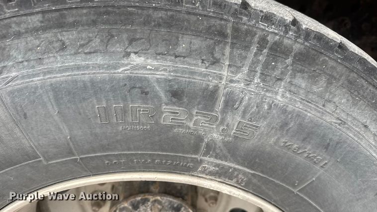 image for item ET1636 2009 Freightliner Business Class M2 rollback truck