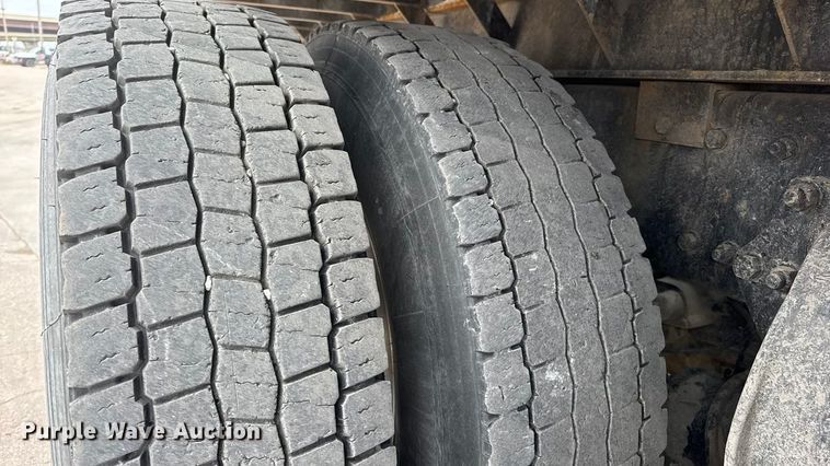 image for item ET1636 2009 Freightliner Business Class M2 rollback truck