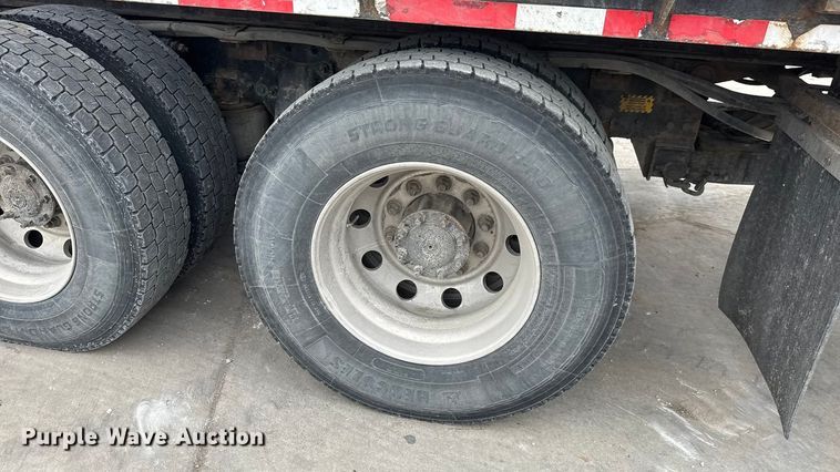 image for item ET1636 2009 Freightliner Business Class M2 rollback truck