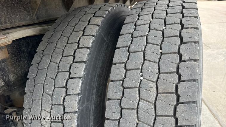 image for item ET1636 2009 Freightliner Business Class M2 rollback truck