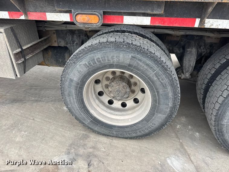 image for item ET1636 2009 Freightliner Business Class M2 rollback truck