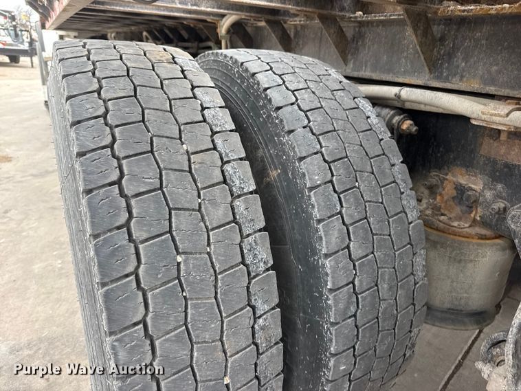 image for item ET1636 2009 Freightliner Business Class M2 rollback truck