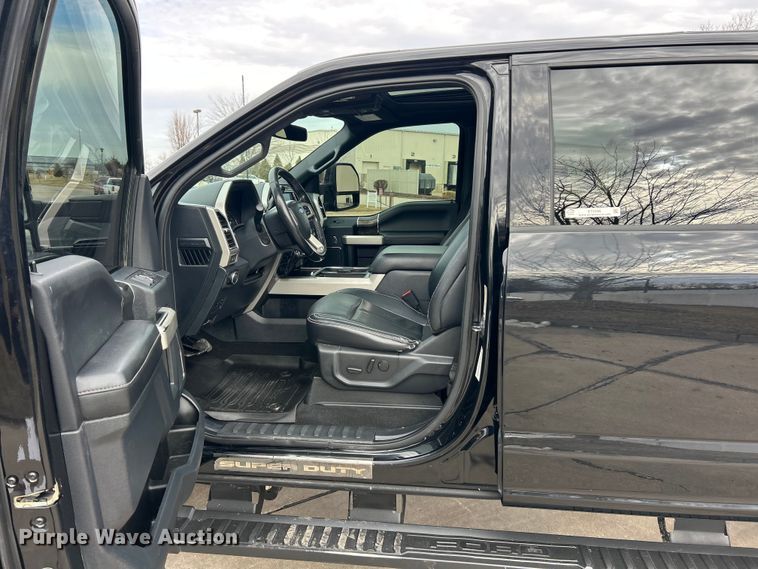 image for item ET6996 2022 Ford F250 Super Duty Crew Cab pickup truck