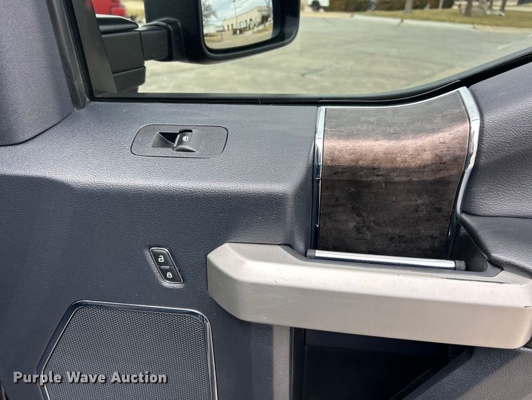 image for item ET6996 2022 Ford F250 Super Duty Crew Cab pickup truck