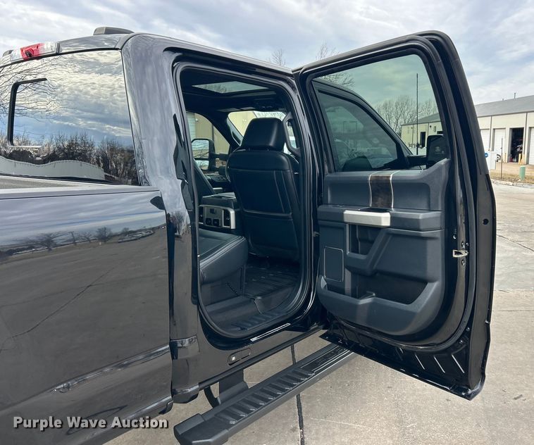 image for item ET6996 2022 Ford F250 Super Duty Crew Cab pickup truck