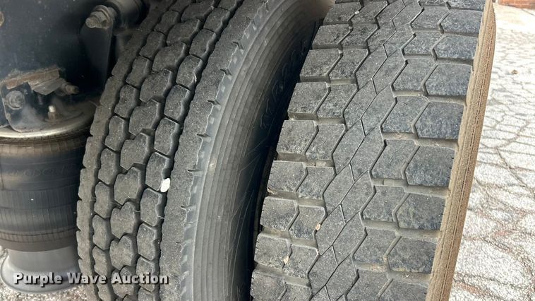 image for item ET7000 2009 Freightliner M2 refrigerated truck