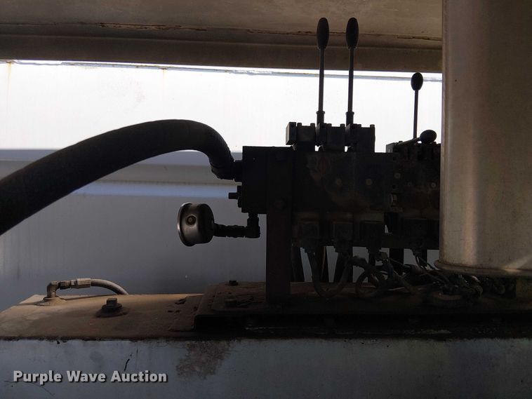 image for item EU2631 2004 GMC T-series street sweeper truck