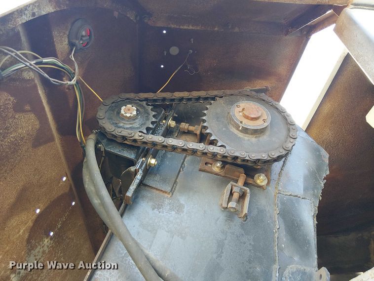 image for item EU2631 2004 GMC T-series street sweeper truck