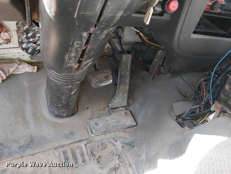 image for item EU2632 2004 GMC T-series street sweeper truck