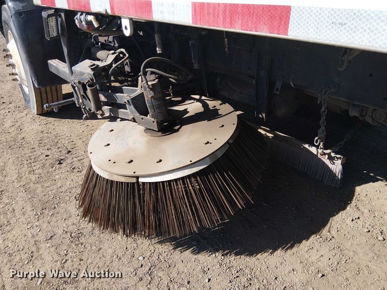 image for item EU2633 2004 GMC T-series street sweeper truck