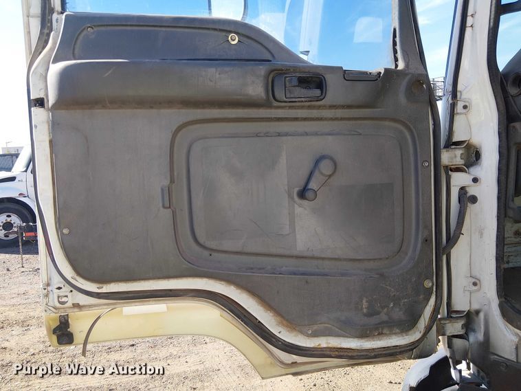 image for item EU2633 2004 GMC T-series street sweeper truck