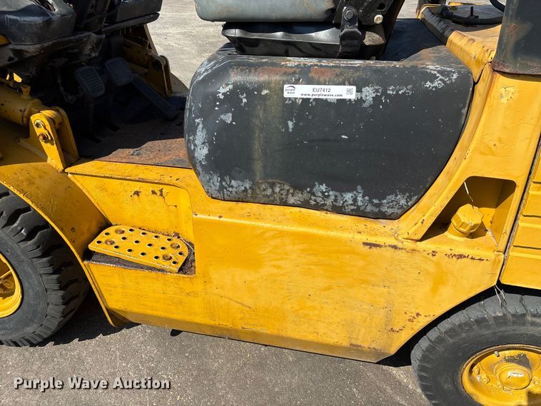 image for item EU7412 Caterpillar forklift