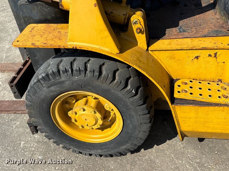 image for item EU7412 Caterpillar forklift