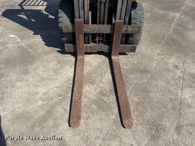 image for item EU7412 Caterpillar forklift