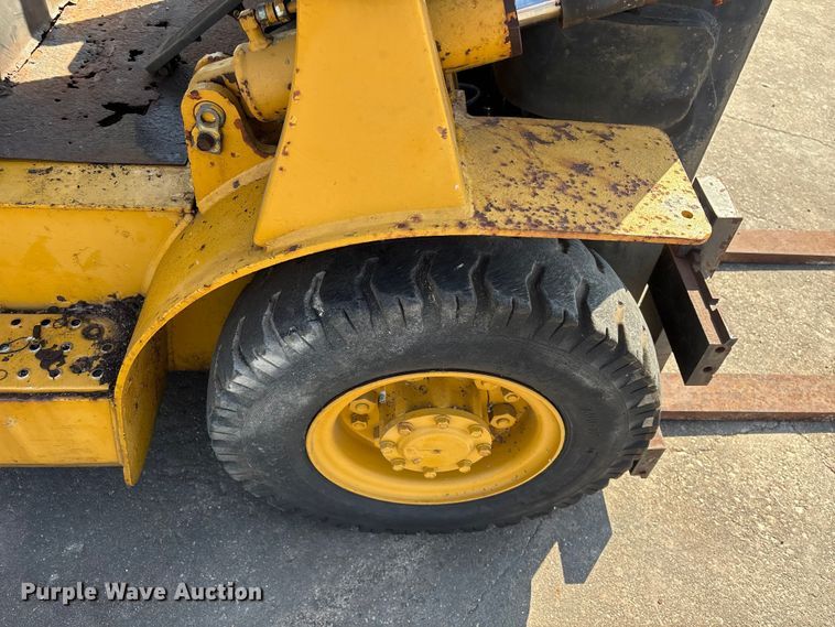 image for item EU7412 Caterpillar forklift