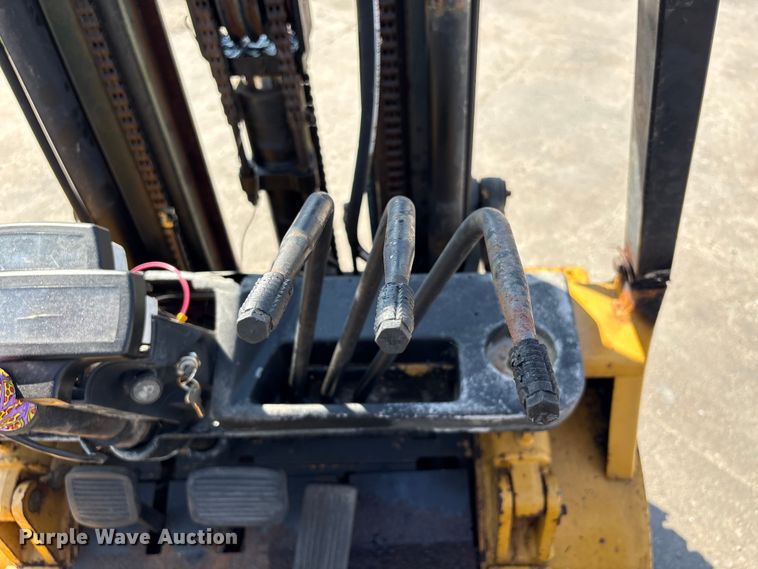 image for item EU7412 Caterpillar forklift