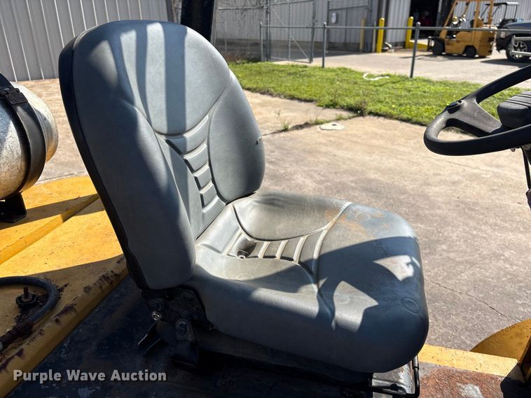 image for item EU7412 Caterpillar forklift