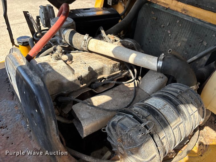 image for item EU7412 Caterpillar forklift