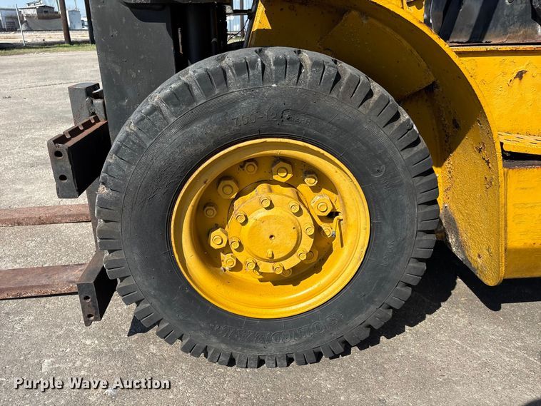 image for item EU7412 Caterpillar forklift