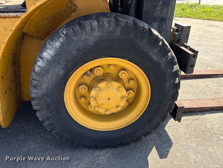 image for item EU7412 Caterpillar forklift