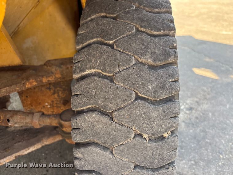 image for item EU7412 Caterpillar forklift