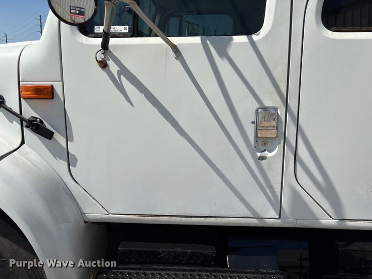 image for item EU7413 2002 International 4700 utility / service truck