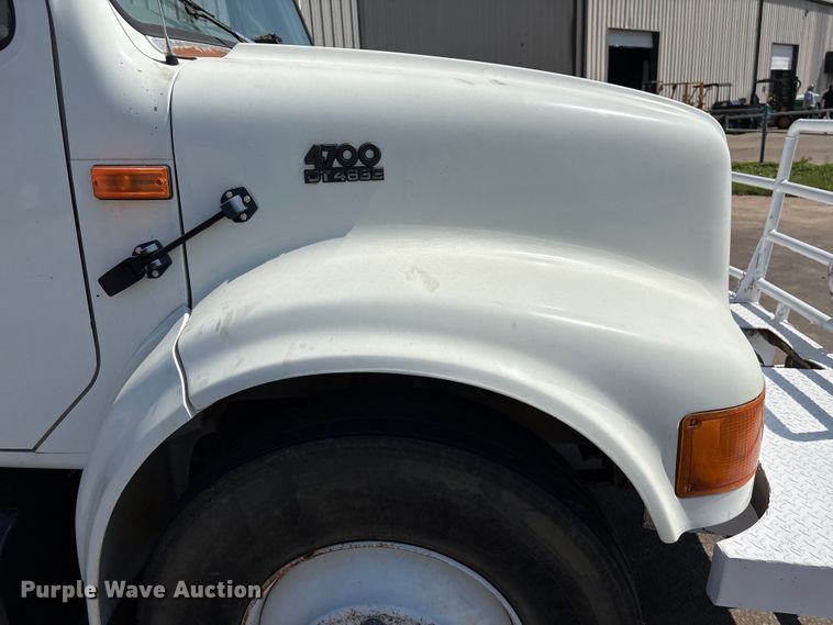 image for item EU7413 2002 International 4700 utility / service truck