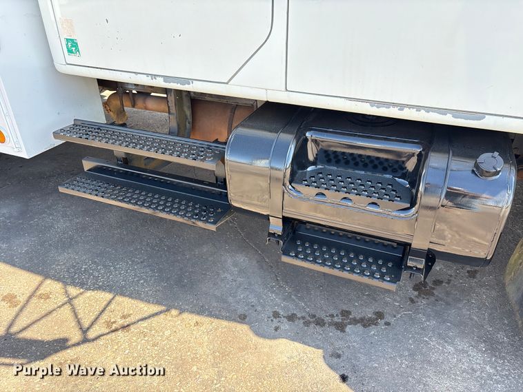 image for item EU7413 2002 International 4700 utility / service truck