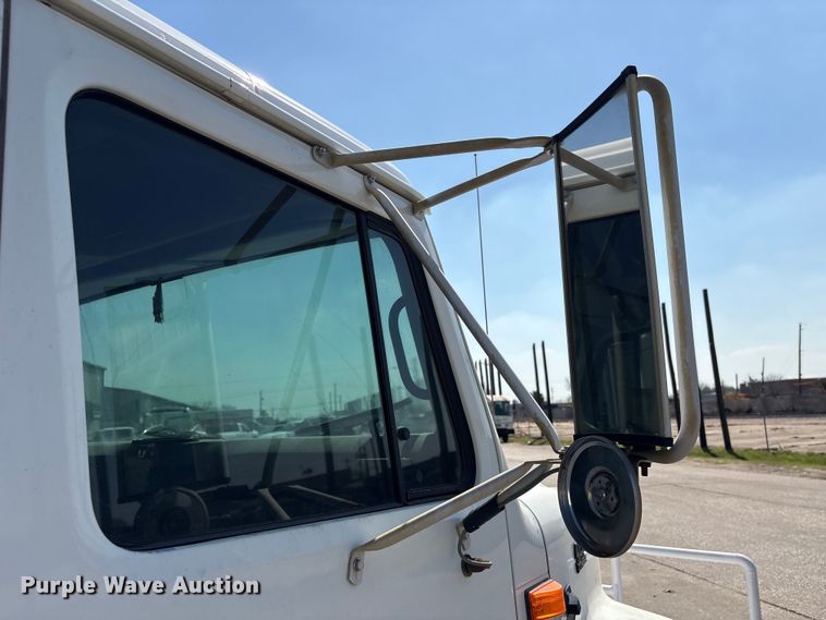 image for item EU7413 2002 International 4700 utility / service truck