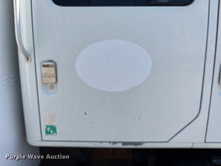 image for item EU7413 2002 International 4700 utility / service truck