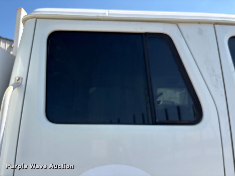 image for item EU7413 2002 International 4700 utility / service truck