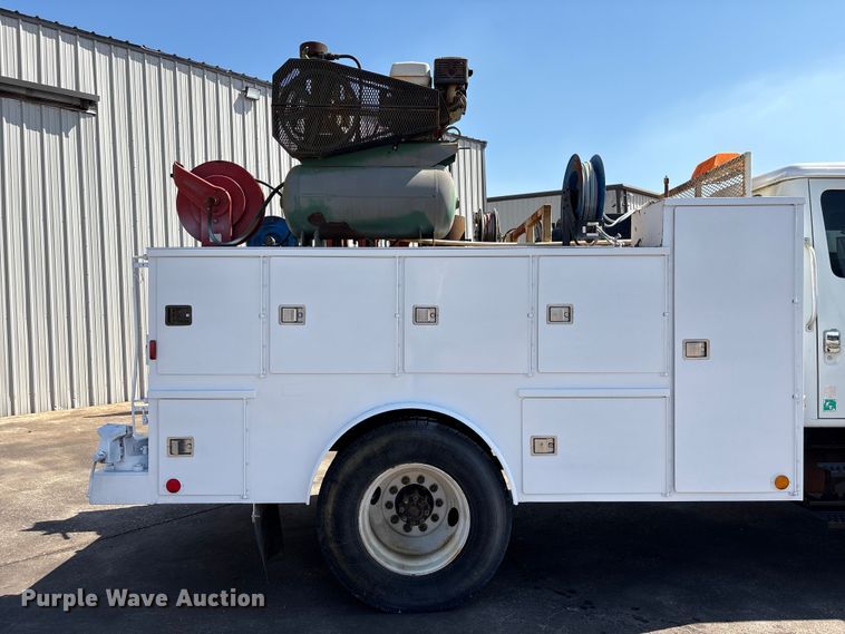 image for item EU7413 2002 International 4700 utility / service truck